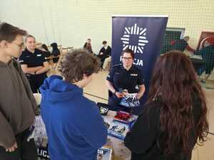 na zdjęciach widać policjantów i ich stanowisko promocyjne, a także młodzież, która rozmawia z policjantami, otrzymuje ulotki informacyjne