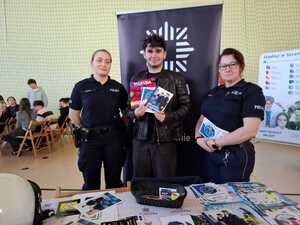 na zdjęciach widać policjantów i ich stanowisko promocyjne, a także młodzież, która rozmawia z policjantami, otrzymuje ulotki informacyjne