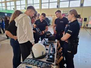 na zdjęciach widać policjantów i ich stanowisko promocyjne, a także młodzież, która rozmawia z policjantami, otrzymuje ulotki informacyjne