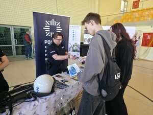 na zdjęciach widać policjantów i ich stanowisko promocyjne, a także młodzież, która rozmawia z policjantami, otrzymuje ulotki informacyjne