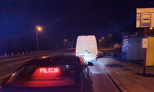 policyjny radiowóz nieoznakowany i auto zatrzymane do kontroli drogowej