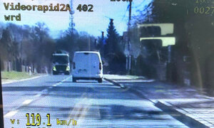 stopklatka z wideorejestratora na której widać prędkość 119 km/h oraz auto marki Peugeot