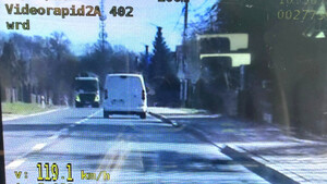 stopklatka z wideorejestratora na której widać prędkość 119 km/h oraz auto marki Peugeot