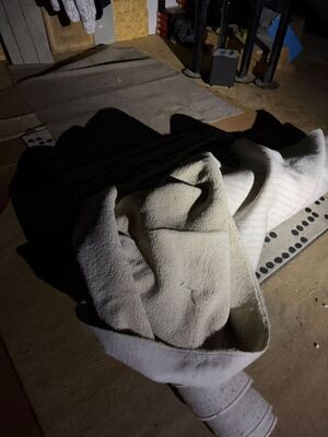 poszukiwany mężczyzna owinięty w dywan