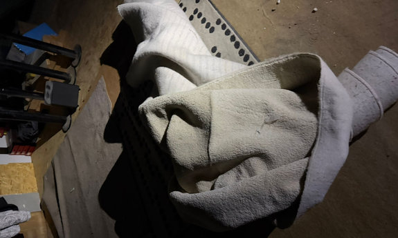 poszukiwany mężczyzna owinięty w dywan