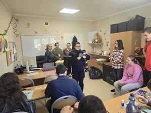 zdjęcia ze spotkania, policjantka przekazująca misie oraz pokazująca widoczność osób noszących odblaski oraz takich które ich nie mają