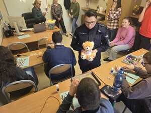 zdjęcia ze spotkania, policjantka przekazująca misie oraz pokazująca widoczność osób noszących odblaski oraz takich które ich nie mają