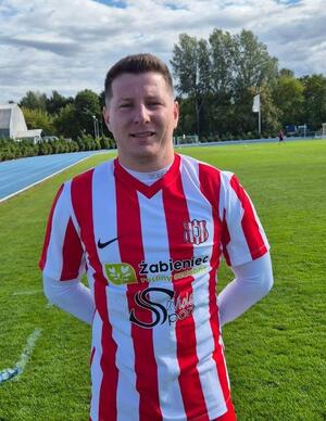 mł. asp. Jarosław Jamrozik w koszulce drużyny