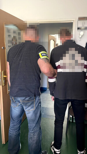 nieumundurowany policjant wraz z zatrzymanym mężczyzną