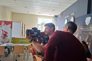 policjanci rozmawiający z mężczyzną