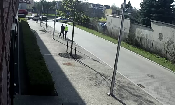 zatrzymany mężczyzna prowadzony przez policjanta