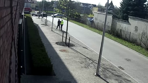 zatrzymany mężczyzna prowadzony przez policjanta
