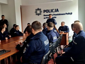 podinsp. Marcin Kwiatkowski rozmawiający z kursantami