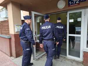 zdjęcia policjantów patrolujących