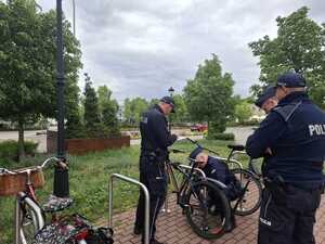 zdjęcia policjantów patrolujących