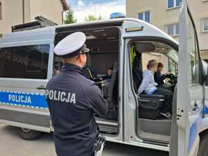 Uczniowie odwiedzili policjantów - zdjęcia ze spotkania, dzieci w towarzystwie policjantów
