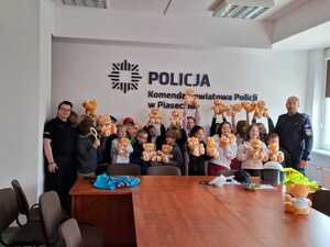 Uczniowie odwiedzili policjantów - zdjęcia ze spotkania, dzieci w towarzystwie policjantów