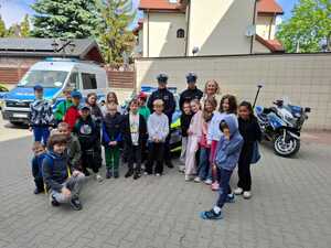 Uczniowie odwiedzili policjantów - zdjęcia ze spotkania, dzieci w towarzystwie policjantów