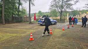 Manewry Młodzieżowych Drużyn Pożarniczych z udziałem piaseczyńskich policjantów