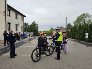 policjant wydziału ruchu drogowego rozmawiający z dziećmi