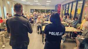 Zdjęcia ze spotkania z seniorami, widoczni są na nich seniorzy oraz poszczególne etapy prezentacji przygotowanej przez policjantów
