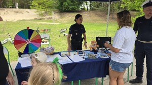 Policjanci promowali bezpieczeństwo podczas rodzinnego pikniku z okazji Dnia Dziecka