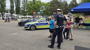 Policjanci promowali bezpieczeństwo podczas rodzinnego pikniku z okazji Dnia Dziecka