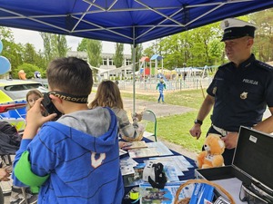 Policjanci promowali bezpieczeństwo podczas rodzinnego pikniku z okazji Dnia Dziecka