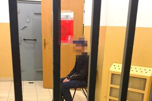 mężczyzna siedzący na krześle