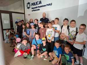 Uczniowie Szkoły Podstawowej w Baniosze odwiedzili piaseczyńskich policjantów