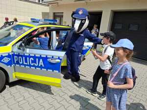 Uczniowie Szkoły Podstawowej w Baniosze odwiedzili piaseczyńskich policjantów