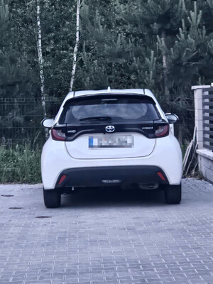 białe auto marki Toyota zaparkowane na parkingu