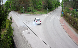 kierująca driftujący na ulicy