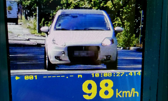 zdjęcie z przekroczeniem prędkości, na zdjęciu widoczne jest auto marki Fiat koloru białego, a także prędkość 98 km/h