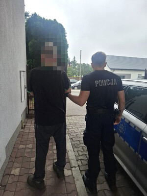 zatrzymany mężczyzna w asyście umundurowanego policjantka