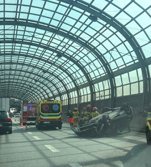 zdjęcia ze zdarzenia drogowego, służby ratunkowe, pogotowie,  straż pożarna oraz auto leżące na dachu