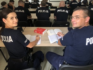 policjanci opisani w artykule, siedzący na auli w trakcie szkolenia, w tle widać innych umundurowanych funkcjonariuszy
