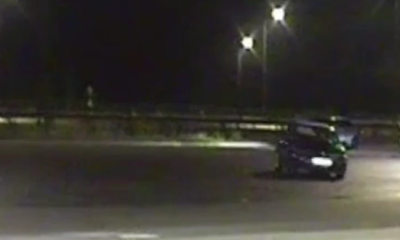 driftujący pojazd na parkingu
