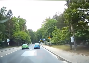 stopklatki z nagrania, na których widoczne jest wyprzedanie w rejonie skrzyżowania oraz przejścia dla pieszych