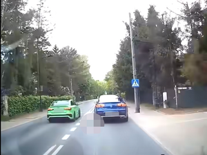 stopklatki z nagrania, na których widoczne jest wyprzedanie w rejonie skrzyżowania oraz przejścia dla pieszych