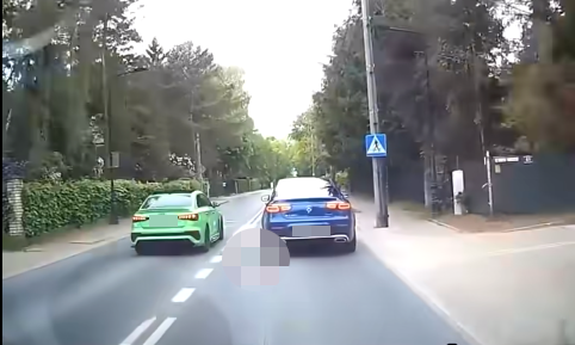 stopklatka z nagrania, na której widoczne jest wyprzedanie na przejściu dla pieszych