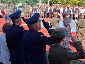 Uroczysta inauguracja roku szkolnego klas mundurowych z udziałem przedstawicieli Policji