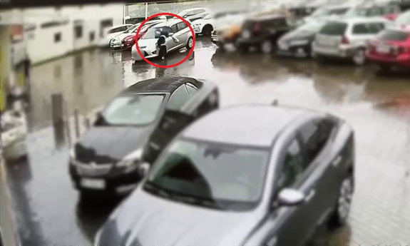 stopklatka z nagrania z potrącenia pieszej
