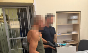 zatrzymany mężczyzna w trakcie wykonywania odcisków palców