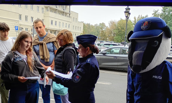 Gra terenowa "Łączy nas bezpieczeństwo i odporność" z udziałem piaseczyńskich policjantów - zdjęcia z wydarzenia na których widoczni są uczestnicy oraz policjantka