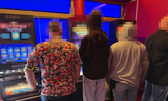 policjanci oraz funkcjonariusze mazowieckiego urzędu celno-skarbowego, w tle automaty do gier