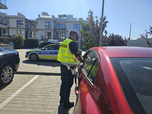 zdjęcia z działań i kontroli drogowych na których widoczny jest policjant oraz kontrolowane auto. Jedno ze zdjęć przedstawia urządzenie do pomiaru prędkości
