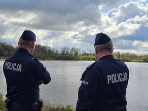 policjantka, w tle strażacy
