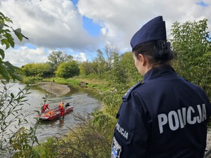 policjantka, w tle strażacy