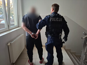 zatrzymany mężczyzna w asyście umundurowanego policjanta